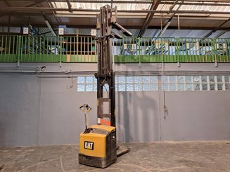 Stacker com condutor a pé Caterpillar NSP16N