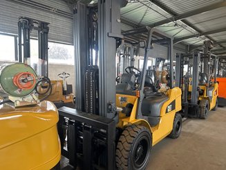 Empilhador de contrapeso 4 rodas Caterpillar GP30NTD