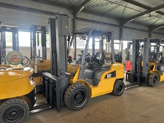 Empilhador de contrapeso 4 rodas Caterpillar GP30NTD