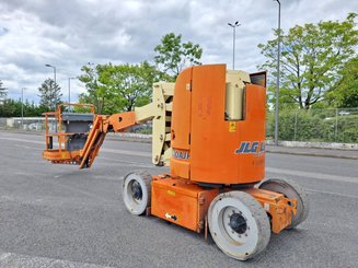 Plataforma de braço articulado JLG E300AJP
