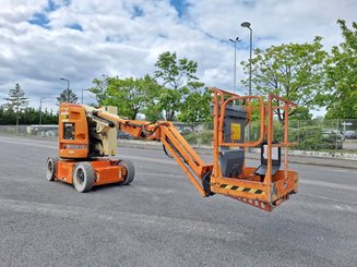 Plataforma de braço articulado JLG E300AJP