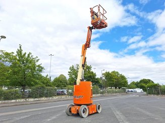 Plataforma de braço articulado JLG E300AJP