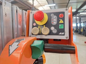 Plataforma com mastro vertical JLG TOUCAN DUO