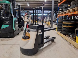 Porta-paletes eléctrico com condutor a pé Crown WP3080
