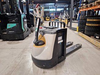 Porta-paletes eléctrico com condutor a pé Crown WP3080
