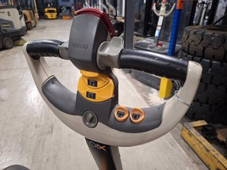 Porta-paletes eléctrico com condutor a pé Crown WP3080