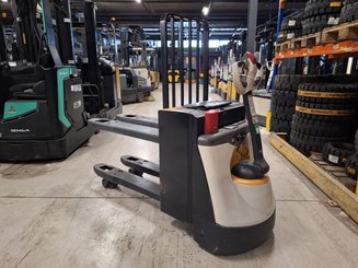Porta-paletes eléctrico com condutor a pé Crown WP3080