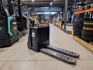 Porta-paletes eléctrico com condutor a pé Crown WP3080