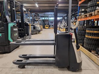 Porta-paletes eléctrico com condutor a pé Crown WP3080