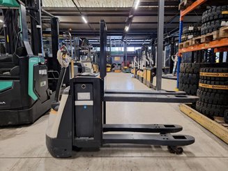 Porta-paletes eléctrico com condutor a pé Crown WP3080