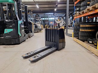 Porta-paletes eléctrico com condutor a pé Crown WP3080