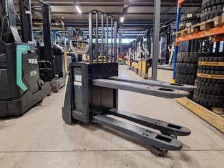 Porta-paletes eléctrico com condutor a pé Crown WP3080 - 1