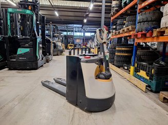 Porta-paletes eléctrico com condutor a pé Crown WP3080
