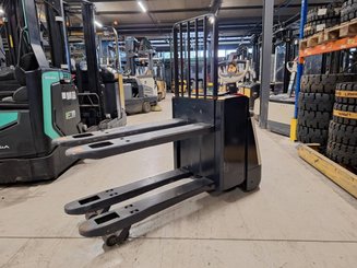 Porta-paletes eléctrico com condutor a pé Crown WP3080 - 11