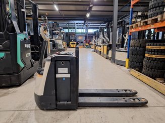 Porta-paletes eléctrico com condutor a pé Crown WP3080