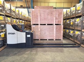 Porta-paletes eléctrico com condutor transportado Crown WT3040 - 3