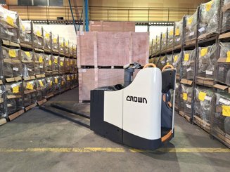 Porta-paletes eléctrico com condutor transportado Crown WT3040 - 7