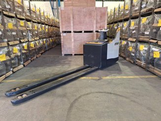 Porta-paletes eléctrico com condutor transportado Crown WT3040 - 11