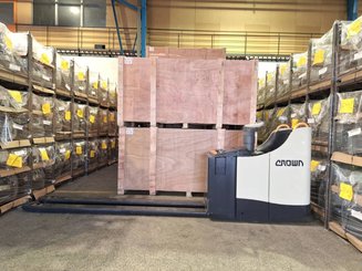Porta-paletes eléctrico com condutor transportado Crown WT3040 - 8