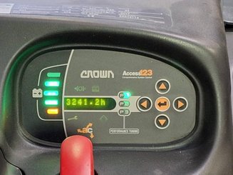 Porta-paletes eléctrico com condutor transportado Crown WT3040 - 14