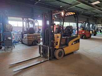 Empilhador de contrapeso 3 rodas Caterpillar EP18NT