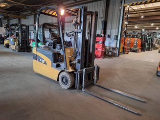 Empilhador de contrapeso 3 rodas Caterpillar EP18NT