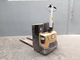 Porta-paletes eléctrico com condutor a pé Caterpillar NPP20N2