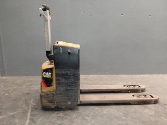 Porta-paletes eléctrico com condutor a pé Caterpillar NPP20N2