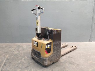 Porta-paletes eléctrico com condutor a pé Caterpillar NPP20N2