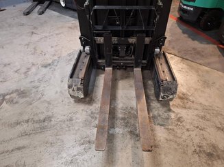 Empilhador retráctil Caterpillar NR20NH