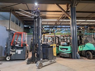Empilhador retráctil Caterpillar NR20NH