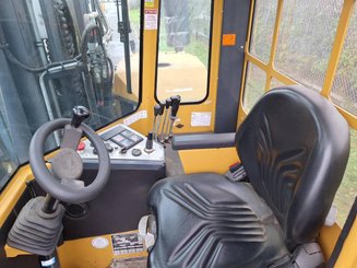 Empilhador retráctil de 4 direcções Combilift C8000-15