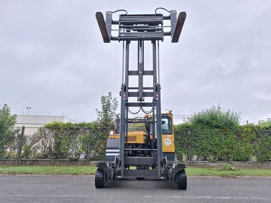 Empilhador retráctil de 4 direcções Combilift C8000-15 - 1