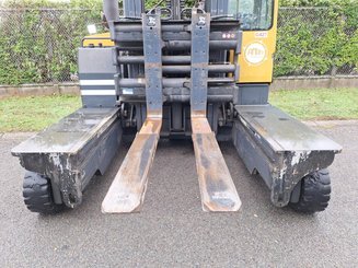 Empilhador retráctil de 4 direcções Combilift C8000-15