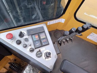 Empilhador retráctil de 4 direcções Combilift C8000-15