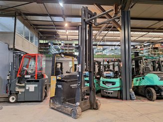 Empilhador retráctil Caterpillar NR16N