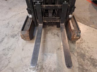 Empilhador retráctil Caterpillar NR16N