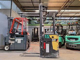 Stacker com condutor transportado Caterpillar NSR20N - 10
