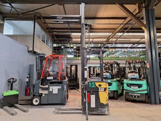 Stacker com condutor transportado Caterpillar NSR20N - 13