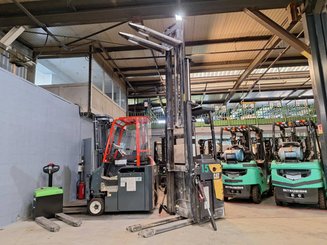 Stacker com condutor transportado Caterpillar NSR20N - 12