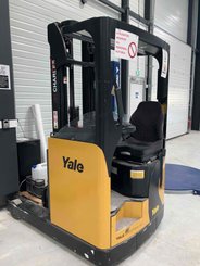 Empilhador retráctil Yale MR14 - 1