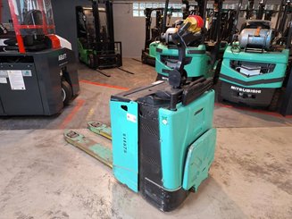 Porta-paletes eléctrico com condutor a pé Yale MP20X