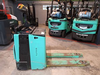 Porta-paletes eléctrico com condutor a pé Yale MP20X