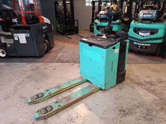 Porta-paletes eléctrico com condutor a pé Yale MP20X