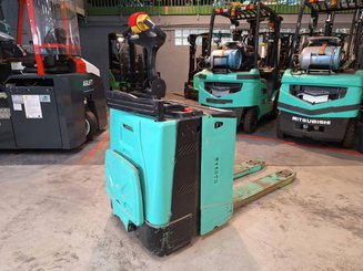 Porta-paletes eléctrico com condutor a pé Yale MP20X