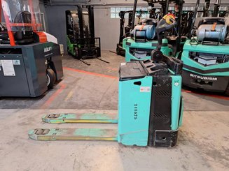 Porta-paletes eléctrico com condutor a pé Yale MP20X