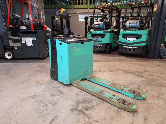 Porta-paletes eléctrico com condutor a pé Yale MP20X - 1