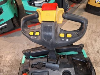 Porta-paletes eléctrico com condutor a pé Yale MP20X
