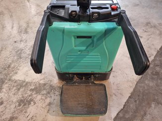 Porta-paletes eléctrico com condutor a pé Yale MP20X