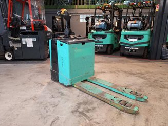 Porta-paletes eléctrico com condutor a pé Yale MP20X